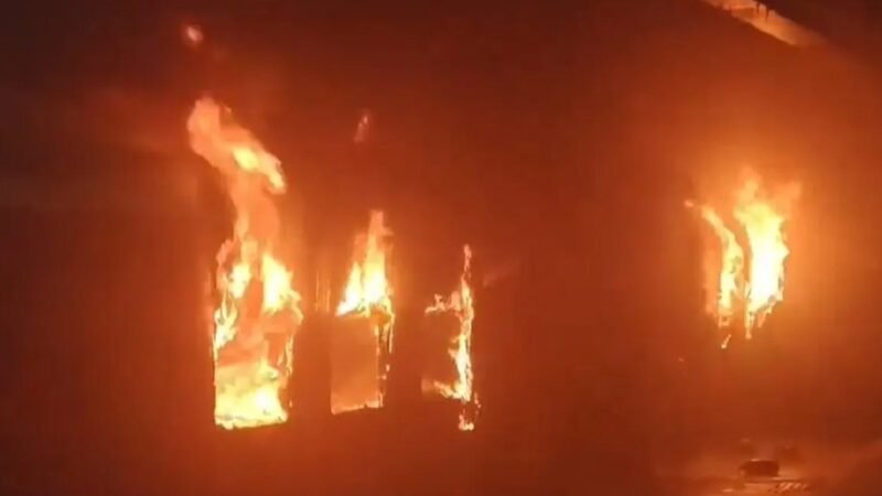 ट्रेन में भीषण आग: टाटानगर-एर्नाकुलम एक्सप्रेस के दो कोच जलकर खाक, एक यात्री की मौत