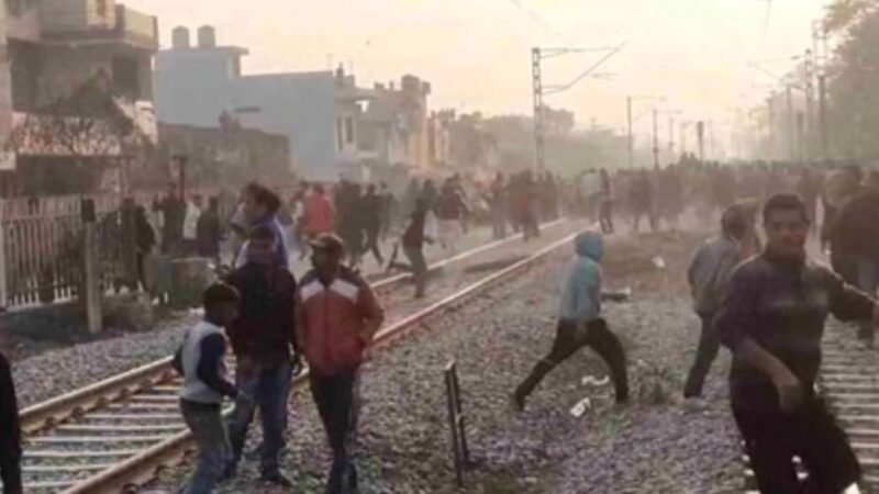 वन भूमि सर्वे के विरोध में हाइवे और रेल मार्ग जाम, पुलिस पर पथराव, कई घायल, छह घंटे तक खड़ी रही श्रीगंगानगर एक्सप्रेस