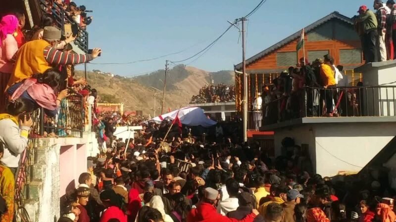 उमड़ा आस्था का जनसैलाब, हिमाचल प्रवास के लिए निकले छत्रधारी चालदा महाराज