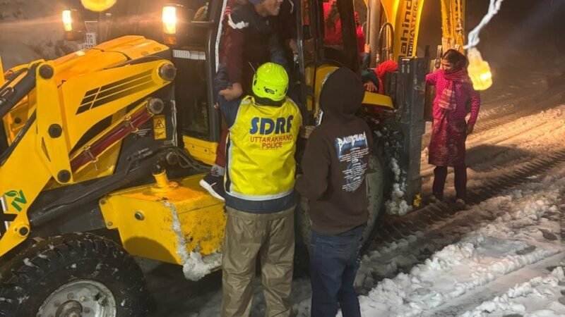 उत्तरकाशी में बर्फबारी से कई मार्ग प्रभावित, सफाई कार्य जारी