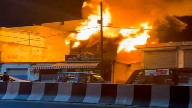 BREAKING: आदर्श नगर में डीएमआरसी स्टाफ क्वार्टर में भीषण आग, एक परिवार के तीन सदस्यों की मौत