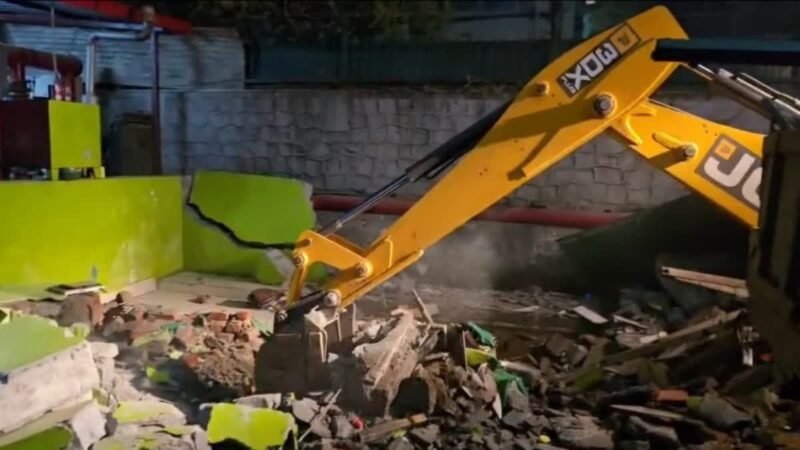 उत्तराखंड : प्रशासन की बड़ी कार्रवाई, घंटाघर के पास अवैध मजार पर चला बुलडोजर