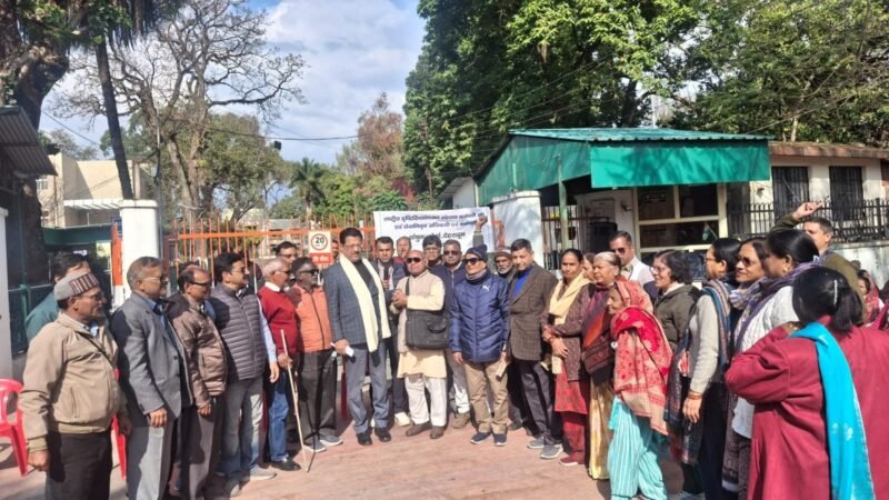 कांग्रेस ने NIEPVD कर्मचारियों के पेंशन बंदी के खिलाफ दिया समर्थन, धस्माना ने राहुल गांधी से संसद में उठाने का किया वादा