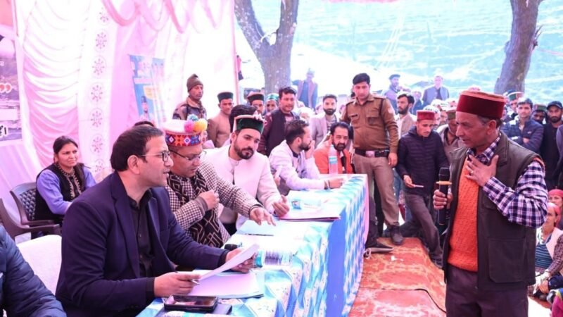 उत्तरकाशी : दूरस्थ दोणी गांव में ‘जन-जन की सरकार, जन-जन के द्वार’ अभियान के तहत शिविर आयोजित, विधायक और DM ने सुनी समस्याएं 