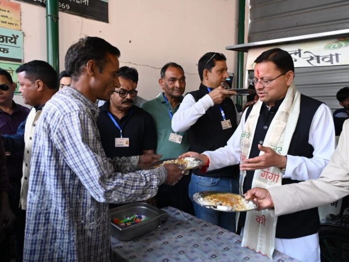 उत्तराखंड के मुख्यमंत्री पुष्कर सिंह धामी ने हल्द्वानी में ‘थाल सेवा’ में थालसेवक बनकर दी सेवा