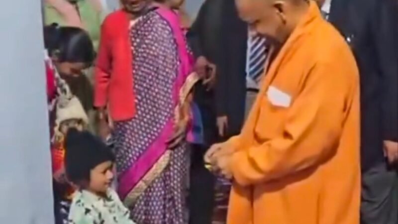 पैतृक गांव पंचूर पहुंचे CM योगी आदित्यनाथ, ग्रामीणों से मिले, बच्चों बंटी ट्रॉफी और चॉकलेट