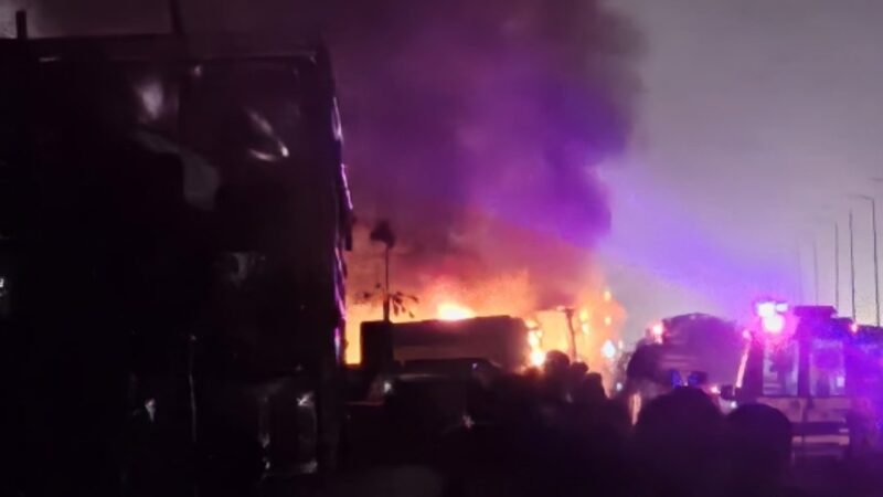 उत्तराखंड में फ्लाईओवर पर टकराई गाड़ियां, दो में लगी आग, महिला की मौत की आशंका