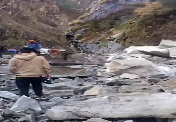 बारिश के बाद भूस्खलन, बदरीनाथ हाईवे सहित कई मार्ग बंद; जनजीवन प्रभावित