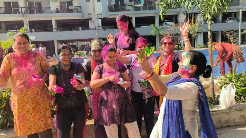 MDDA एचआईजी कॉलोनी में रंगारंग होली कार्यक्रम, खूब उड़ा अबीर-गुलाल