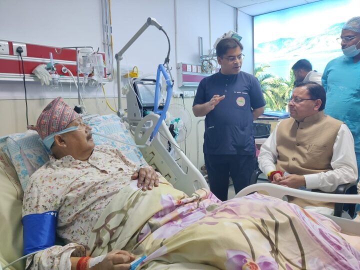कैबिनेट मंत्री सतपाल महाराज तबीयत बिगड़ी, हाल जानने एम्स पहुंचे मुख्यमंत्री धामी
