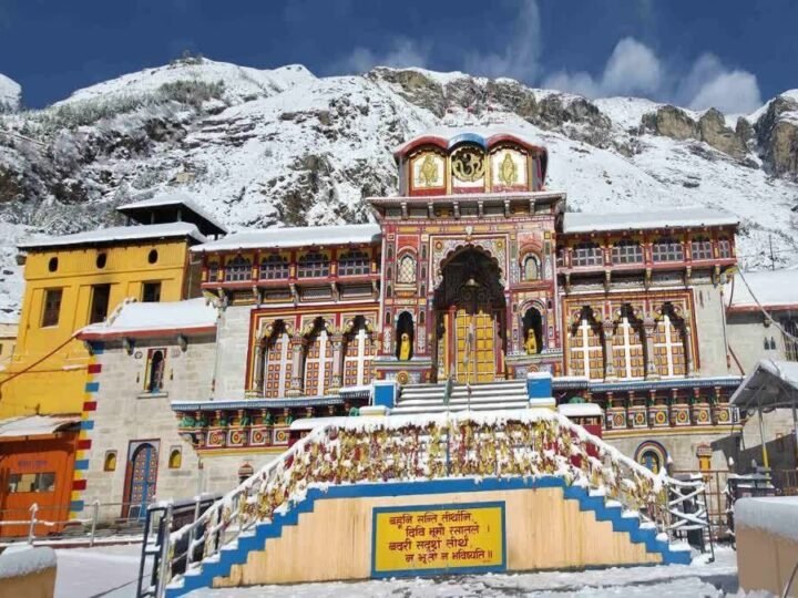 उत्तराखंड में ताजा बर्फबारी, पर्यटक और किसान खुश