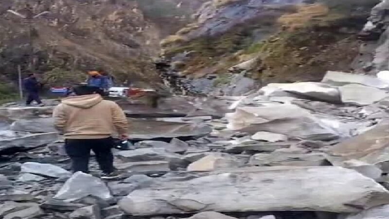 बारिश के बाद भूस्खलन, बदरीनाथ हाईवे सहित कई मार्ग बंद; जनजीवन प्रभावित