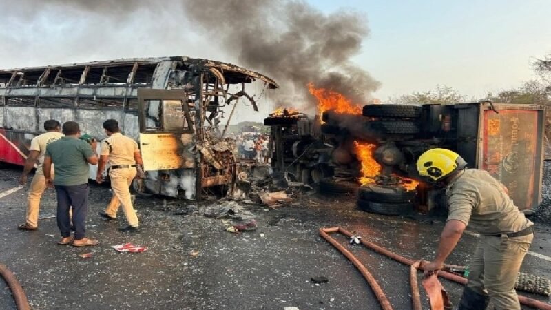 भयानक सड़क हादसा: प्राइवेट बस की टिपर लॉरी से टक्कर, आग लगने से 14 यात्री जिंदा जले