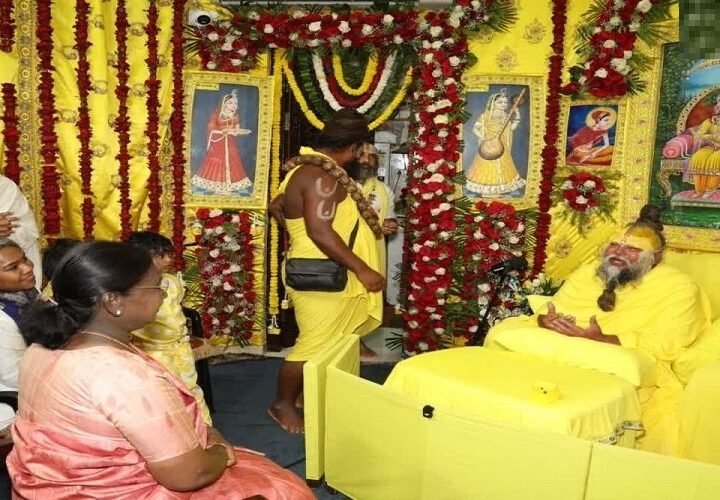 प्रेमानंद जी महाराज से मिलीं राष्ट्रपति द्रौपदी मुर्मू, नीम करोली मंदिर पहुंचीं, कैंसर हॉस्पिटल का उद्घाटन