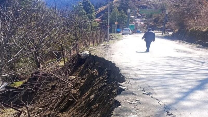 उत्तरकाशी: धराली में भू-धंसाव से सेब के बागीचे को नुकसान, गंगोत्री हाईवे को खतरा