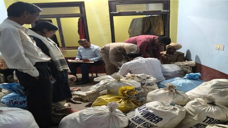 फर्जी डॉक्टर : मरीज बनकर पहुंची SDM, आयुर्वेदिक दवाओं के नाम पर अवैध कारोबार, हथियार भी बरामद