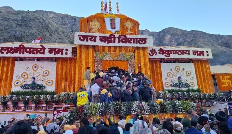 श्रद्धालुओं के लिए खुले बद्रीनाथ धाम के कपाट