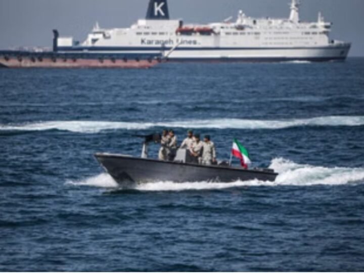 होर्मुज जलडमरूमध्य में तनाव चरम पर: भारतीय जहाज पर फायरिंग, वैश्विक तेल सप्लाई पर खतरा