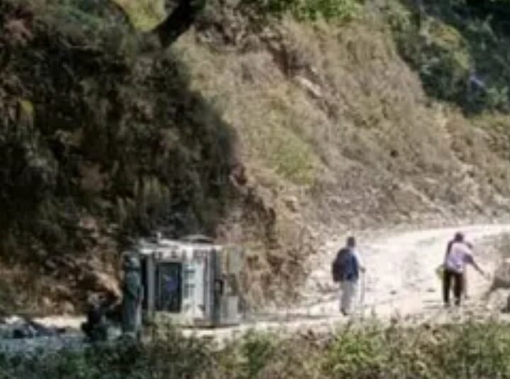 बरातियों से भरी बोलेरो पलटी, 11 लोग घायल, दो की हालत गंभीर