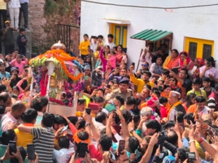 केदारनाथ धाम के कपाट खुलने की प्रक्रिया शुरू, ओंकारेश्वर मंदिर से निकली पंचमुखी डोली