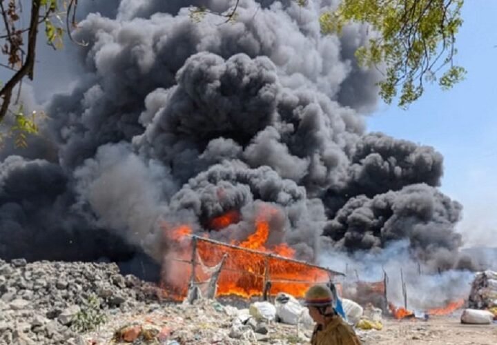 भीषण अग्निकांड:  झुग्गियों में लगी आग, छह बच्चों के लापता होने की आशंका