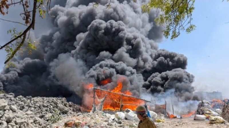 भीषण अग्निकांड:  झुग्गियों में लगी आग, छह बच्चों के लापता होने की आशंका