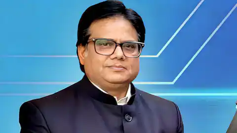 DD न्यूज के एंकर अशोक श्रीवास्तव ने लाइव शो में राहुल गांधी को बताया सावरकर की जूते की धूल, मचा बवाल