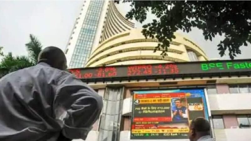 सेंसेक्स 1400 अंक से गिरा, निफ्टी 22,250 के नीचे, रुपये में 1.51 रुपये की तेजी