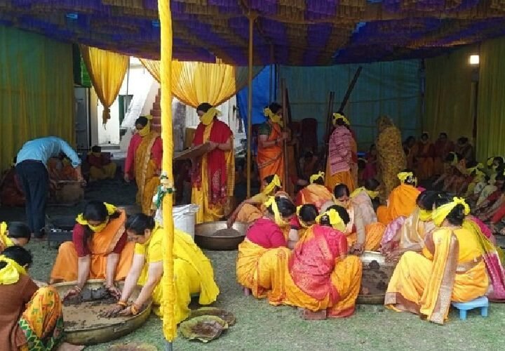 नरेंद्रनगर राजदरबार में महारानी और सुहागिनों ने पिरोया तिल का तेल