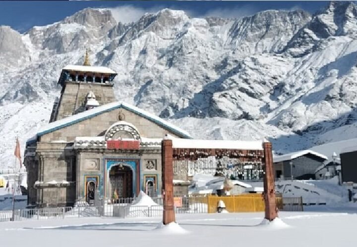 केदारनाथ धाम में बर्फबारी के बीच जारी दर्शन, प्रशासन ने यात्रियों से अपील