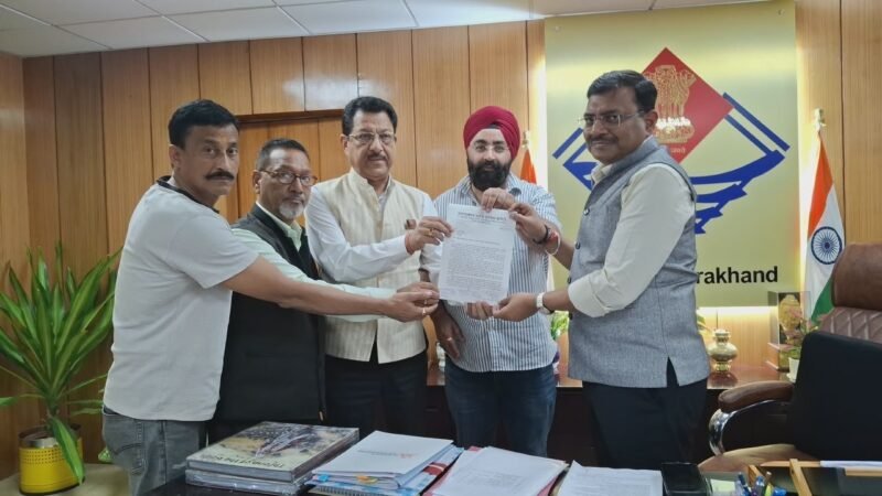चंपावत सामूहिक दुष्कर्म पर कांग्रेस का सरकार पर हमला, मुख्य सचिव को सौंपा आक्रोश पत्र