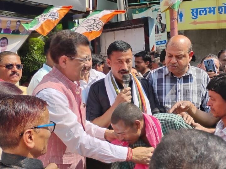 घंटाघर में श्रमिक सम्मान कार्यक्रम, महिला श्रमिकों को सूट और पुरुषों को गमछा भेंट