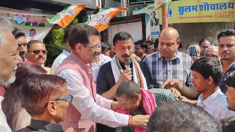 घंटाघर में श्रमिक सम्मान कार्यक्रम, महिला श्रमिकों को सूट और पुरुषों को गमछा भेंट