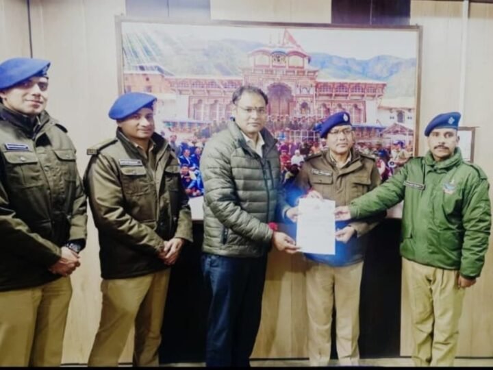 पुलिस जवान कैलाश रावत को DM और SP ने किया सम्मानित