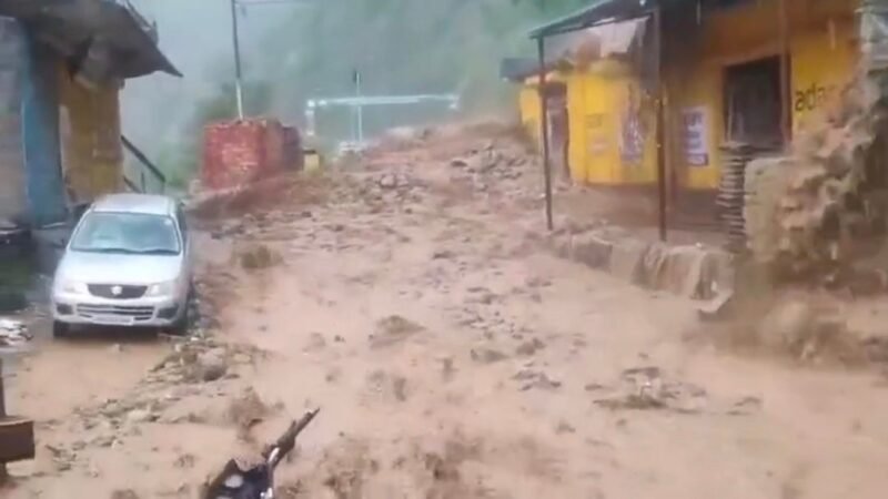 टिहरी में भारी बारिश से तबाही, बिलौंदी पुल पर आया मलबा, दुकानों में घुसा पानी