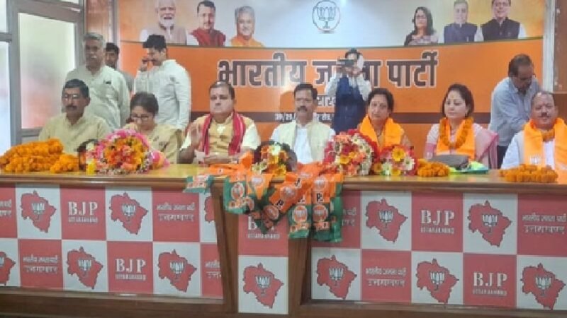 उत्तराखंड में कांग्रेस को झटका, कई नेताओं ने थामा भाजपा का दामन