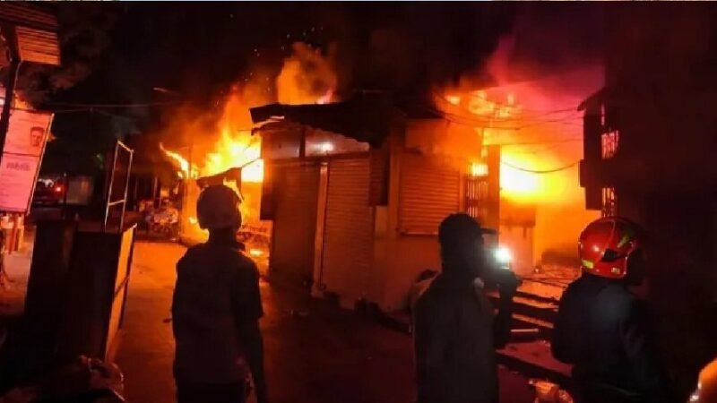 मार्केट में भीषण आग, दमकलकर्मी और सुरक्षा गार्ड की मौत