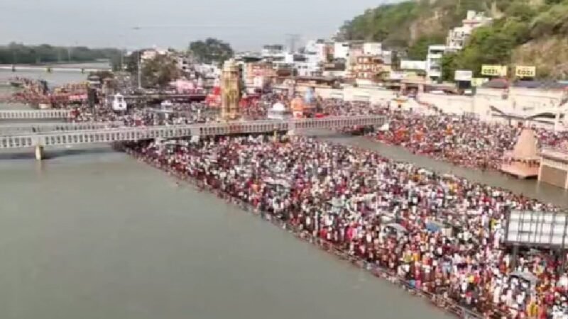 गंगा दशहरा पर हरकी पैड़ी में उमड़ा आस्था का सैलाब, श्रद्धालुओं ने लगाई पवित्र डुबकी