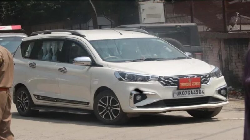 सरकारी वाहनों के निजी इस्तेमाल पर उठे सवाल, स्कूलों के बाहर दिख रहीं विभागीय गाड़ियां