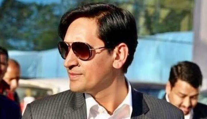 कमिश्नर दीपक रावत का औचक निरीक्षण, कार्यालयों में मिली खामियों पर अधिकारियों को फटकार