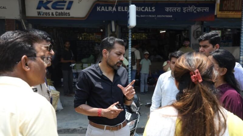 धीमी प्रगति पर डीएम का सख्त रुख, यूपीसीएल के अधीक्षण अभियंता का वेतन रोका