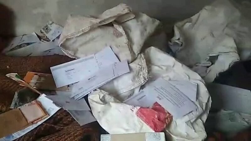 चमोली में डाक विभाग की बड़ी लापरवाही! पोस्टमैन के कमरे से बरामद हुईं डाक से भरी बोरियां, जांच के आदेश