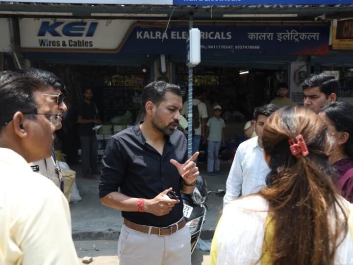 धीमी प्रगति पर डीएम का सख्त रुख, यूपीसीएल के अधीक्षण अभियंता का वेतन रोका