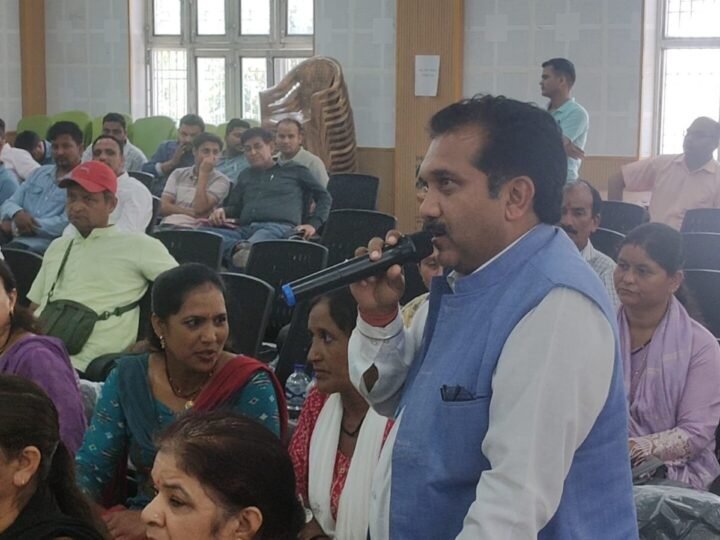 एकेश्वर बीडीसी बैठक में जिला स्तरीय अधिकारियों की गैरमौजूदगी पर भड़के कवींद्र इष्टवाल, जनप्रतिनिधियों ने भी जताई नाराजगी