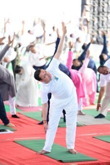 बनबसा में मुख्यमंत्री धामी ने किया सामूहिक योगाभ्यास, योग को जीवनशैली बनाने का किया आह्वान