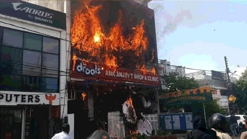काल बनी भीषण आग: अलीगंज कोचिंग सेंटर में 15 छात्र-छात्राओं की जलकर मौत, मुख्यमंत्री और रक्षामंत्री पहुंचे मौके पर, SIT गठित
