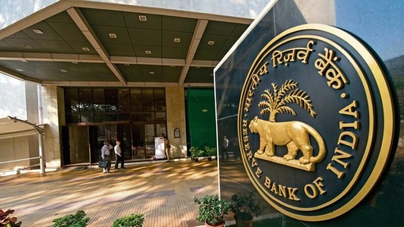 RBI ने घटाया विकास दर का अनुमान, महंगाई बढ़ने की आशंका, आम आदमी की जेब पर पड़ सकता है असर