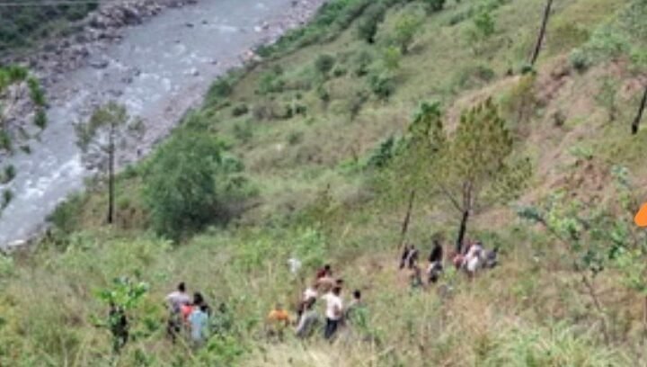 चमोली में दर्दनाक सड़क हादसा, घेस मार्ग पर टैक्सी खाई में गिरी, चार की मौत, तीन गंभीर