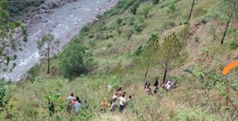 चमोली में दर्दनाक सड़क हादसा, घेस मार्ग पर टैक्सी खाई में गिरी, चार की मौत, तीन गंभीर