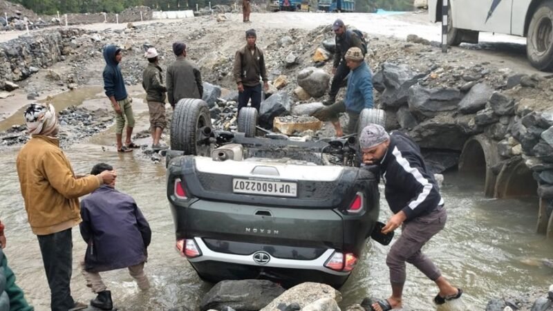 उत्तरकाशी: धराली बाजार के पास सड़क हादसा, कार अनियंत्रित होकर दुर्घटनाग्रस्त, चार लोग घायल